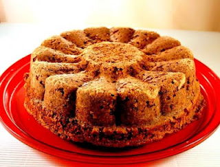 Meyveli kekler çocukların çok sevdiği kek çeşitlerindendir. Hem çok vitaminli hem doyurucu olan meyveli keklere incirli kek eklendiğinden beri sık sık yaptığım bir lezzettir. Kızımın çok sevdiği kek çeşitlerinden biri olan incirli kek ile incirden alması gereken bütün vitaminleri aldığını görünce mutlu oluyorum. Çünkü kızım inciri kuru ya da yaş olarak yemeyi sevmiyor. Bende bu türlü tarifleri kullanarak yedirmeyi planlıyorum. Bence çok iyi ve lezzetli bir tariftir bu nedenle denemenizi tavsiye ediyorum. Gerekli Malzemeler 3 yemek kaşığı margarin 2 tane yumurta 5 tane kuru incir 3 çay bardağı toz şeker 3 çay bardağı un 1 su bardağı süt 2 çay bardağı ceviz içi 1 paket kabartma tozu 1 paket vanilya İncirli Kek Tarifi İncirleri küçük küçük doğrayarak sıcak suda bekletelim. Ayrı bir tarafta şeker ve yumurtaları çırpalım. Şeker eriyip köpük oluncaya kadar mikserin en yüksek derecesinde çırpalım. Daha sonra içine kuru incirleri, erimiş margarin, süt, vanilya ve ceviz içini ekleyelim. Çırpmaya devam edelim. En son un, kabartma tozu ilave edelim çırpalım. Koyu boza kıvamına gelen kek karışımımızı yağlanmış kek kalıbımıza dökelim. 180 derece fırında yarım saat pişirelim. Fırından aldığımız kekimizin soğumasını bekleyelim ve servis yapalım. Afiyet olsun.