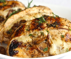 tarhana ve fıstıkla doldurulmuş tavuk