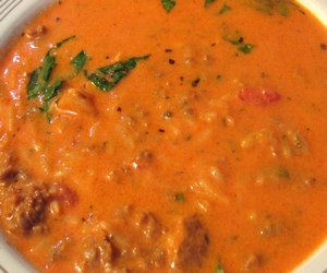 sucuklu domatesli un çorbası