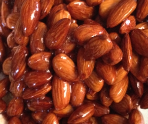 kavrulmuş şekerli badem