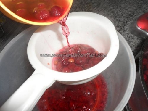 resimli ev yapımı vişne suyu