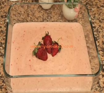 çilekli yağsız irmik tatlısı tarifi